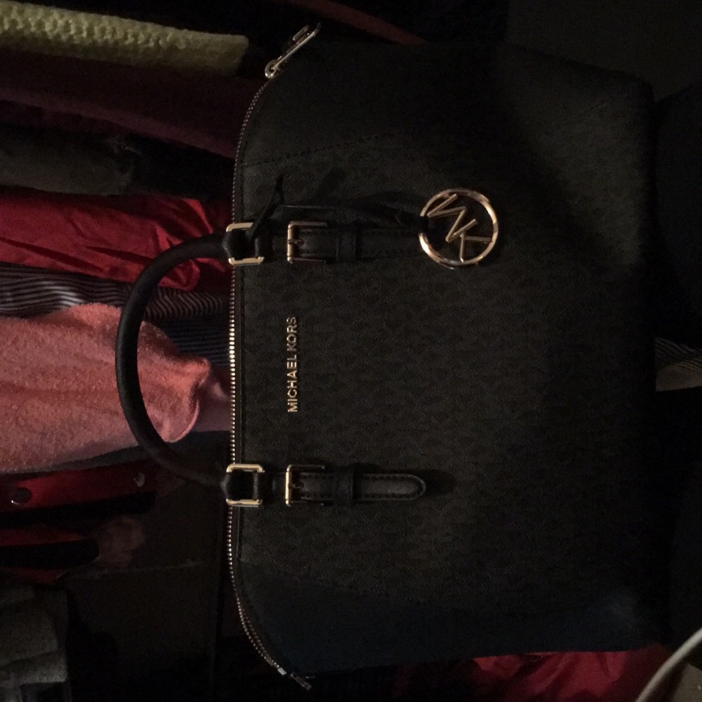 Mk... black hand bag newly used - Picture 2 of 3